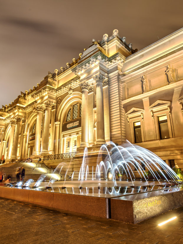 Up lighting Night View of the Metropolitan Museum with water fountain